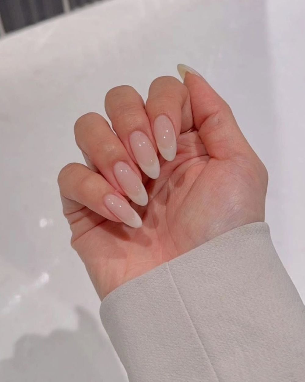 Manucure nude laiteuse
