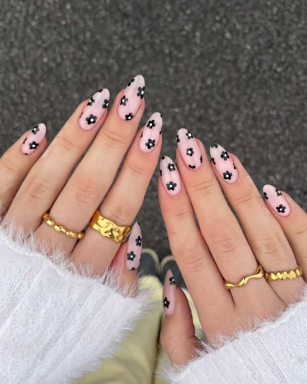 Manucure nude fleurs noires