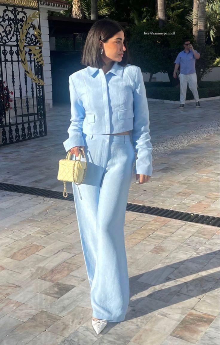 Look total bleu glacier élégant pour femme