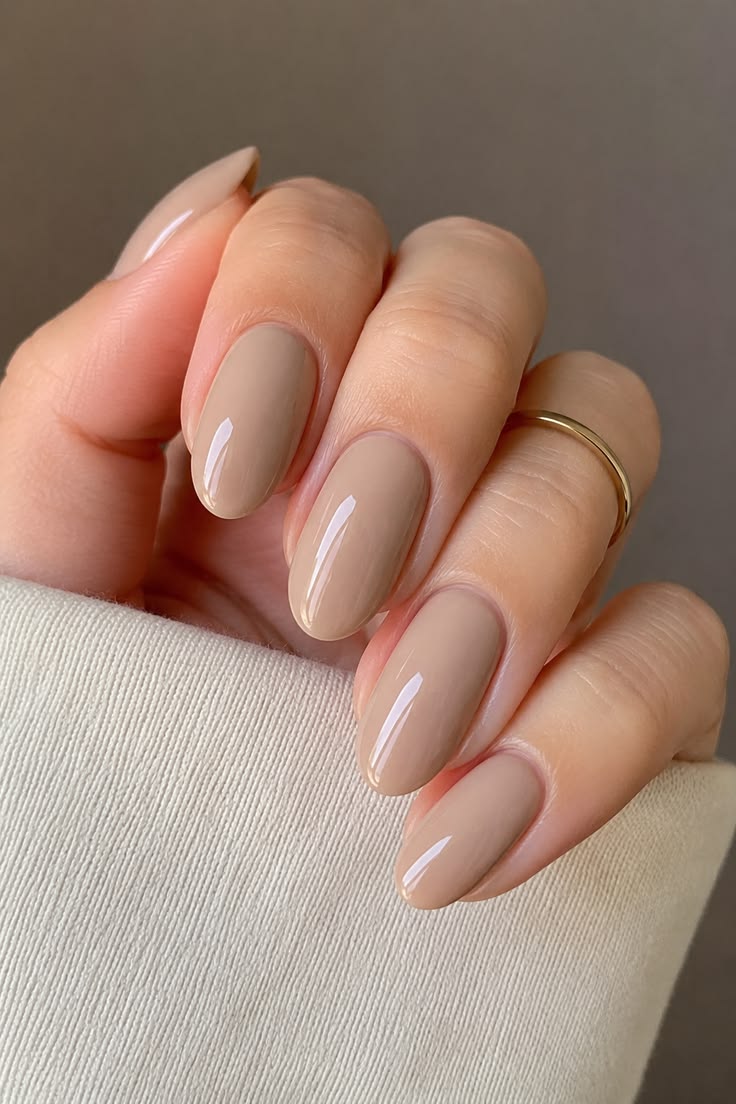 Manucure simple nude avec éclats nacrés légers