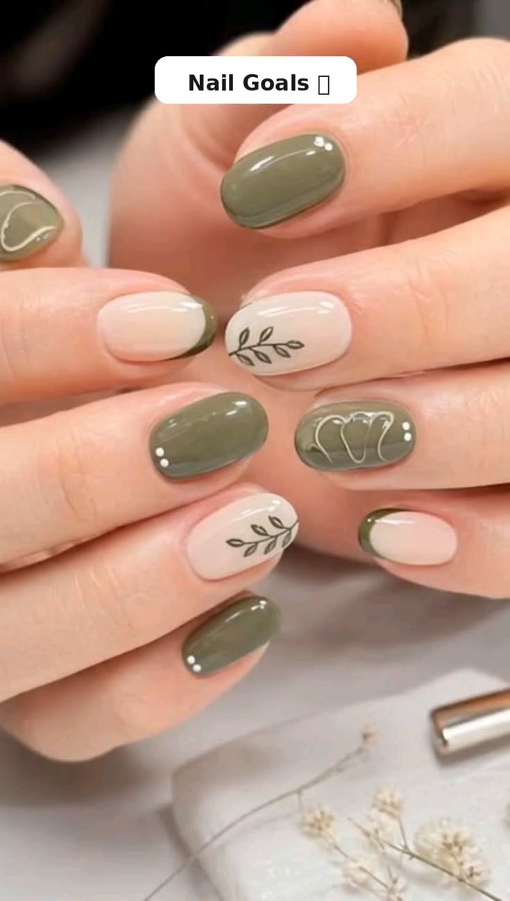 Manucure beige rosé avec un motif feuillage minimaliste