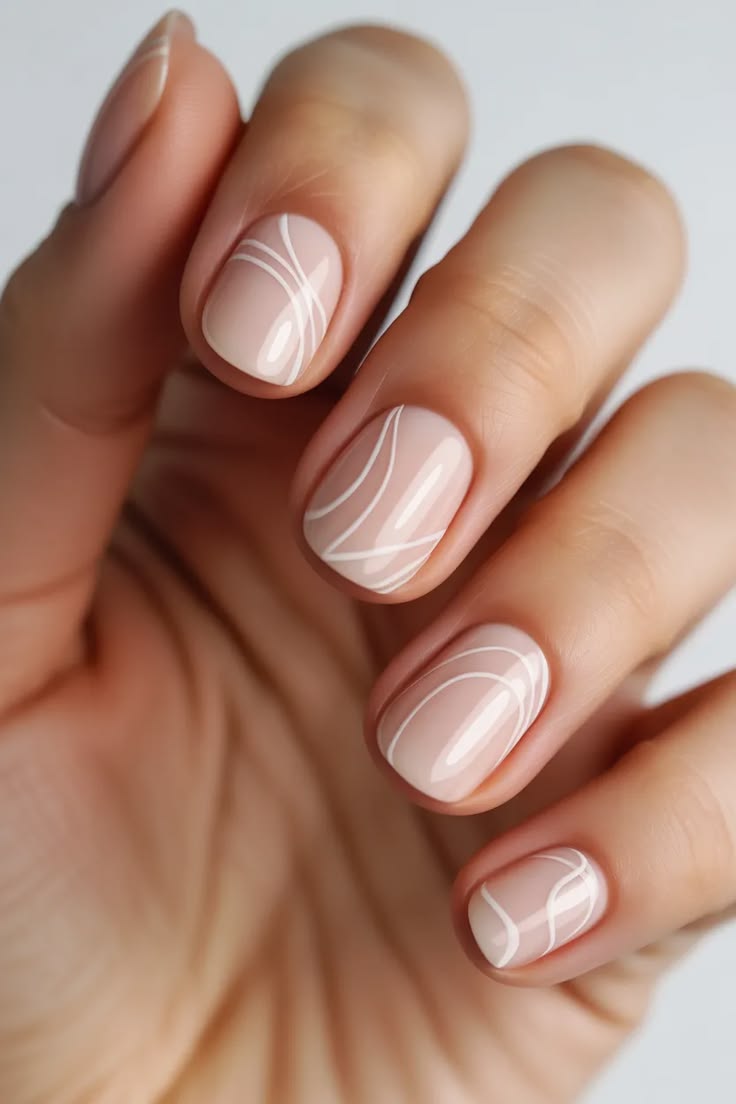 Ongles courts nude avec stries fines blanches