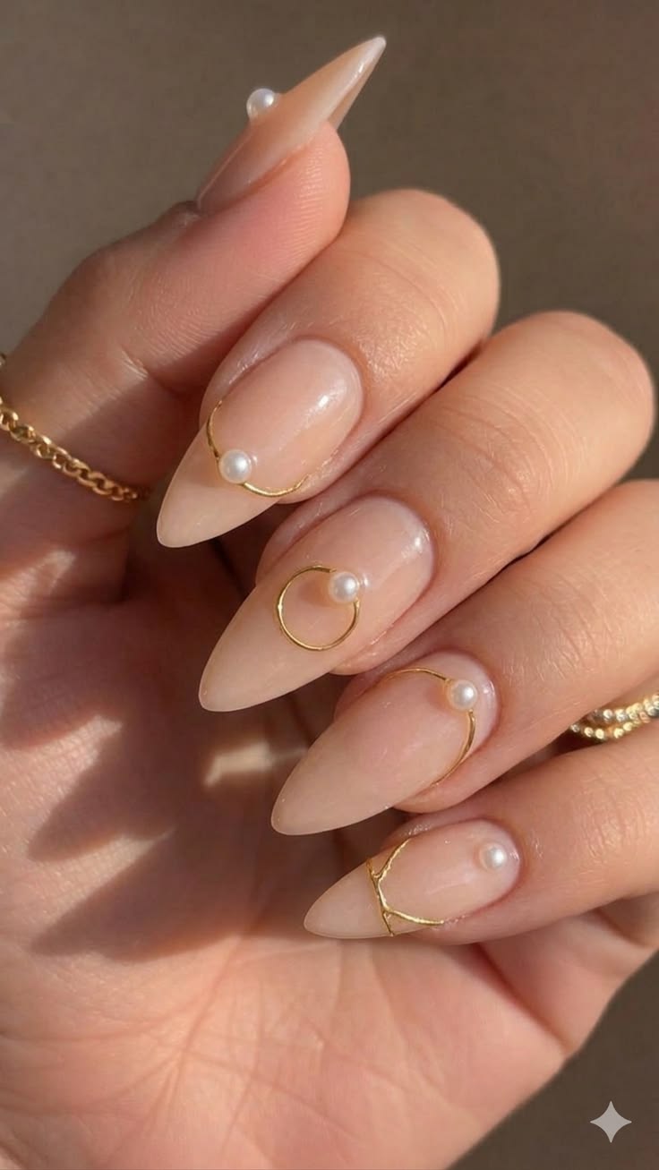 Ongles beige clair avec petites perles discrètes en accent