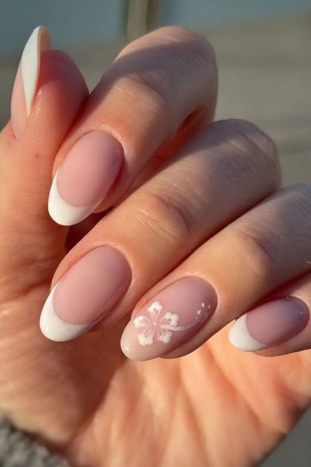 Ongles French arc-en-ciel pastel et élégants