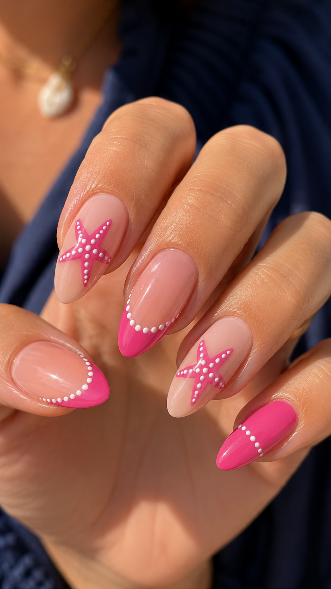 Ongles roses avec accents blancs pour l’été