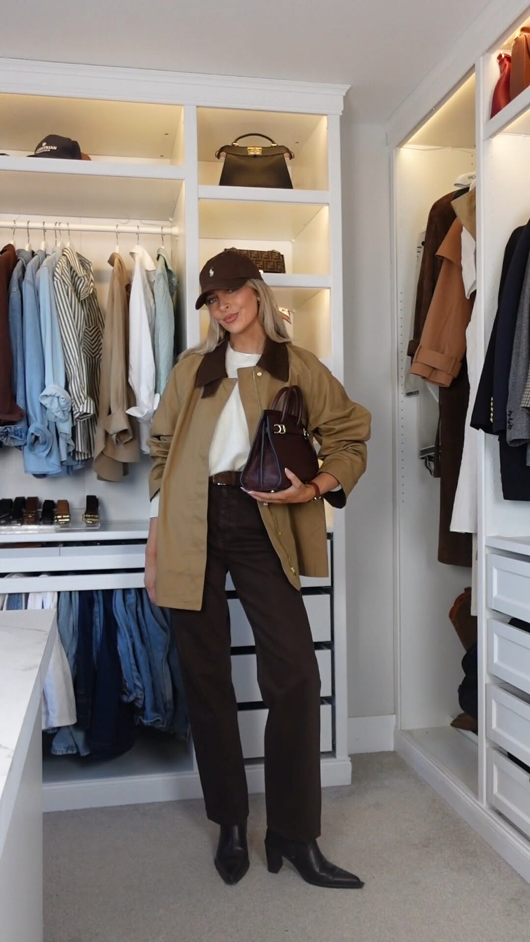 Look Preppy scandinave avec barn jacket et sac chocolat.