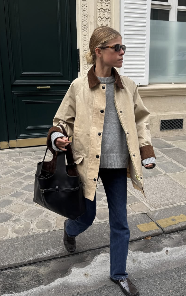 Pull crème sous veste camel et sac souple cognac.