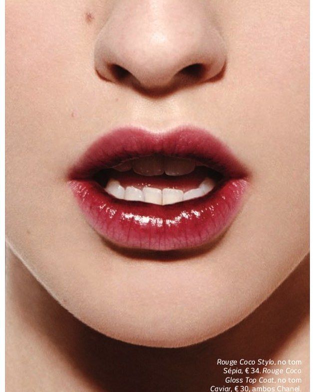 Maquillage lèvres rouge brun foncé flouté