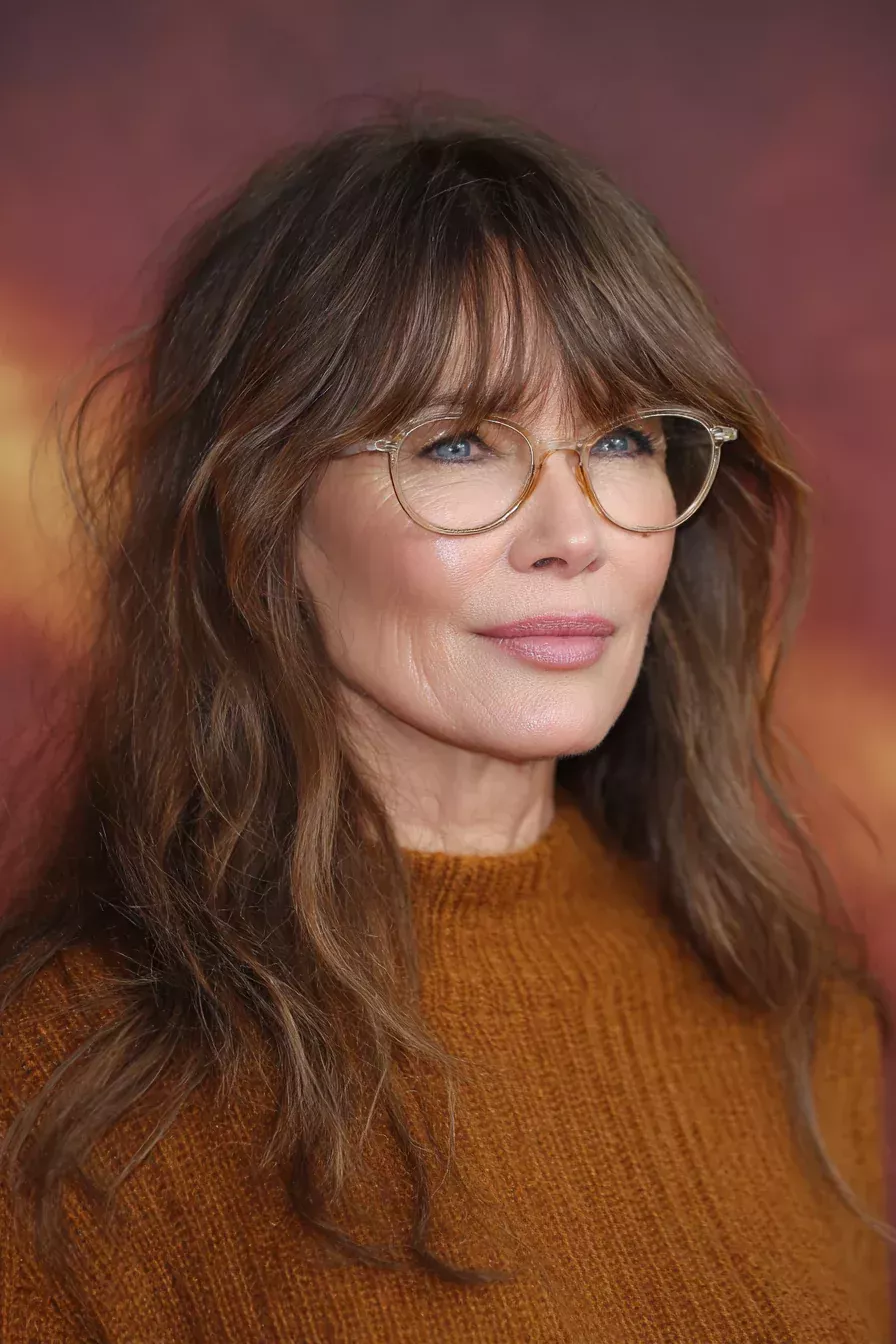 Frange fine sur cheveux coiffés au naturel