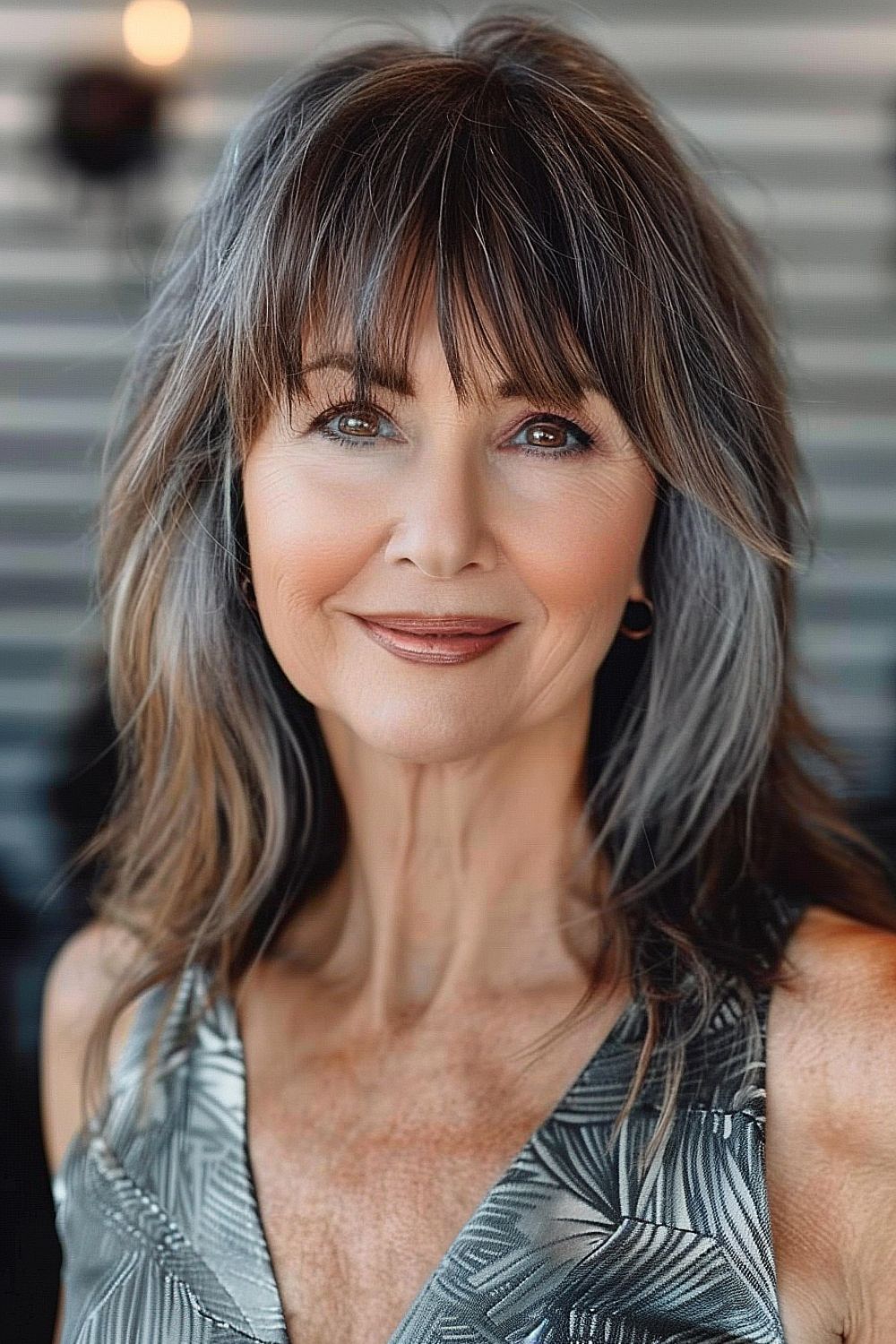 Cheveux argentés avec frange aérienne et naturelle