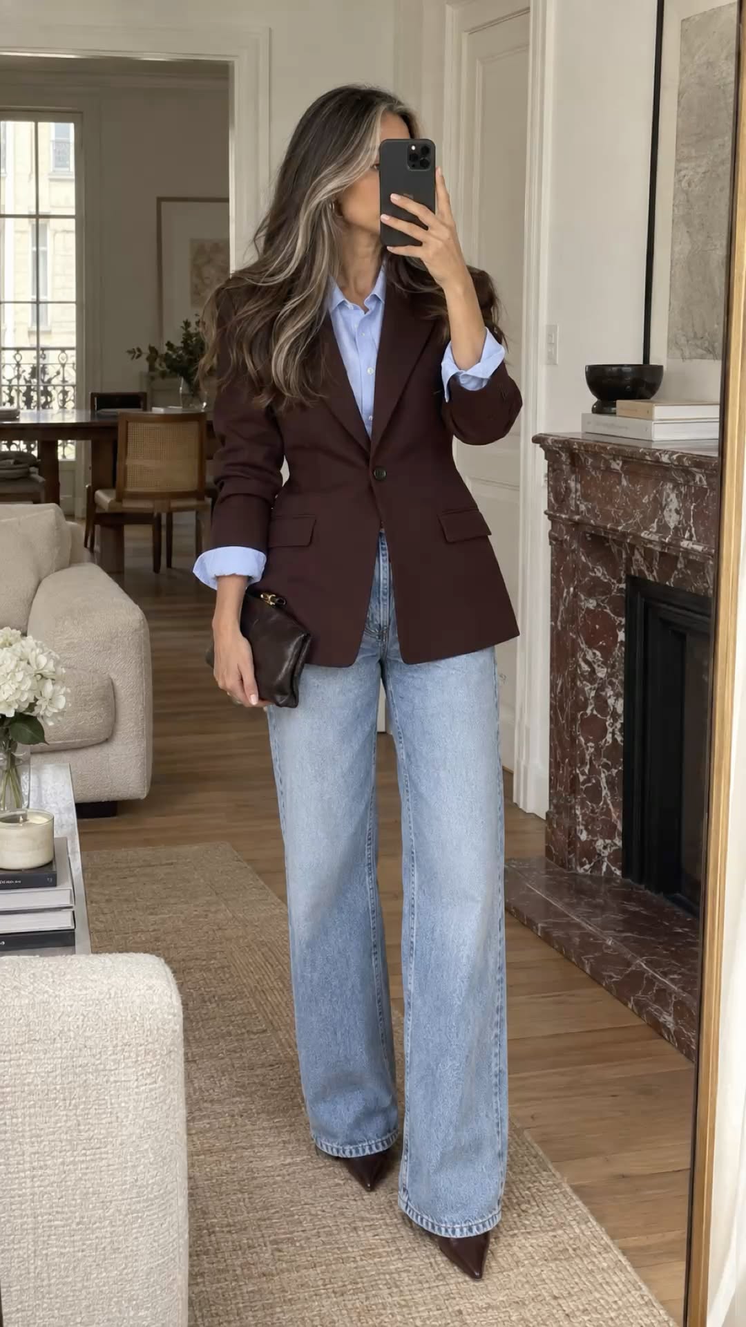 Look casual chic avec blazer marron et jean bleu clair.