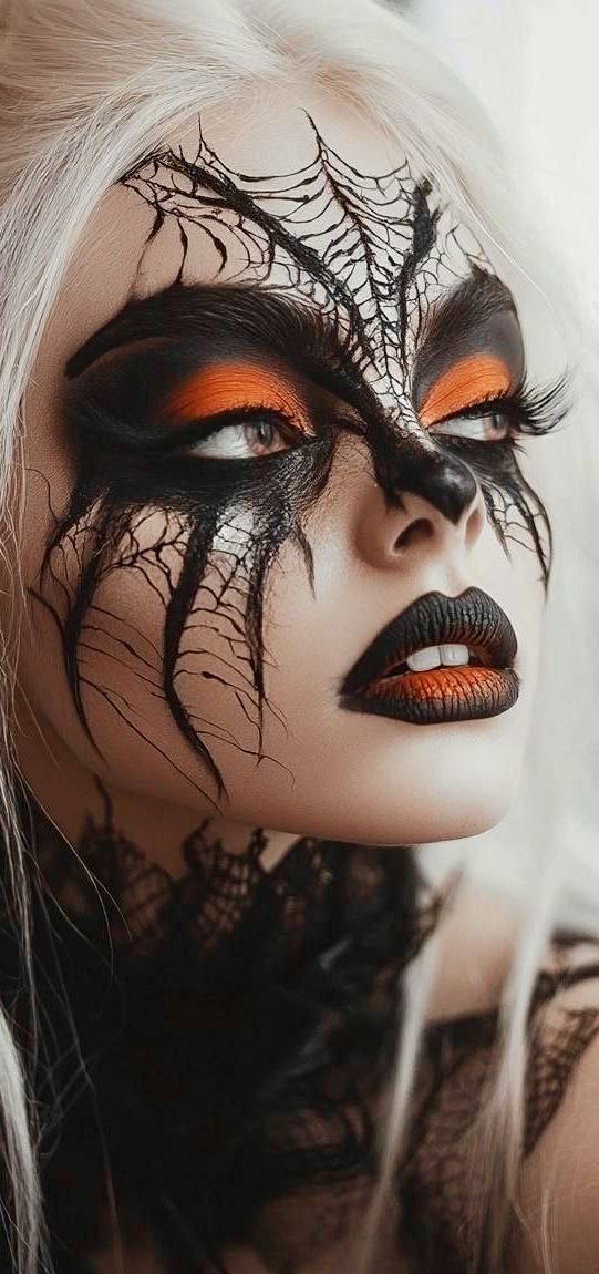 Maquillage Halloween avec toiles d'araignée noires et ombres orange vif.