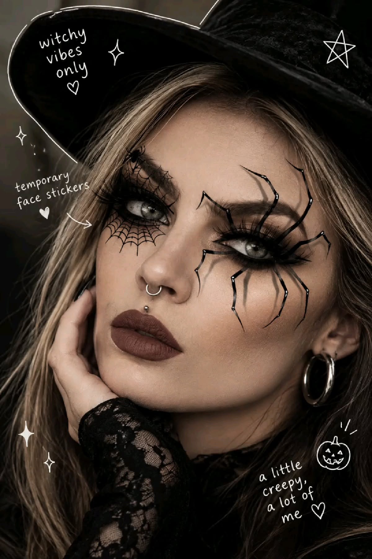 Femme avec maquillage araignée et stickers visage temporaires, chapeau noir et dentelle.